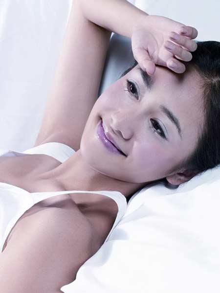 组图：刘芸素色衣裙笑颜灿烂纯净宛若白天鹅