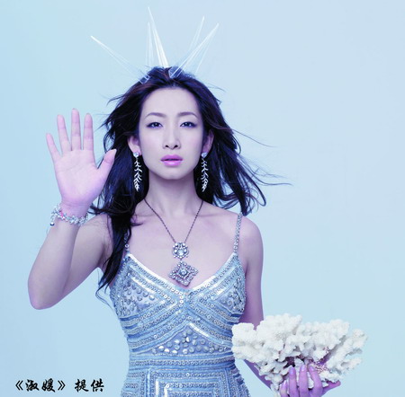 组图：秦海璐变身冰雪女王气势逼人凝结空气