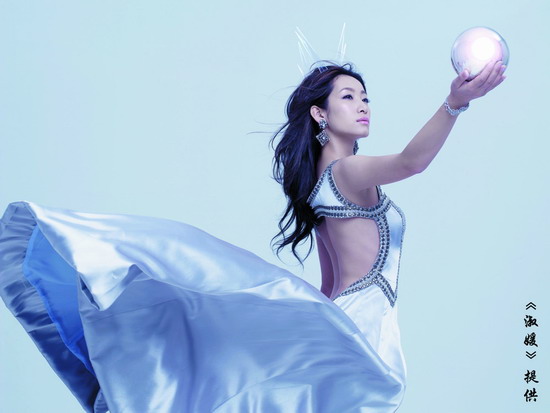 组图：秦海璐变身冰雪女王气势逼人凝结空气
