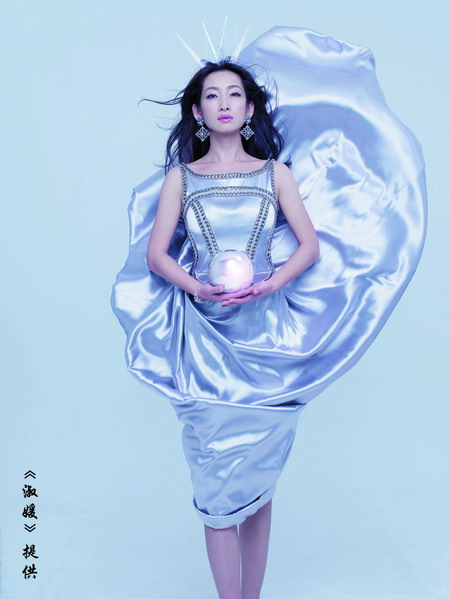 组图：秦海璐变身冰雪女王气势逼人凝结空气