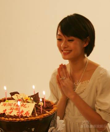 孙俪忙工作片场庆生 油画贺礼开心不已【图】