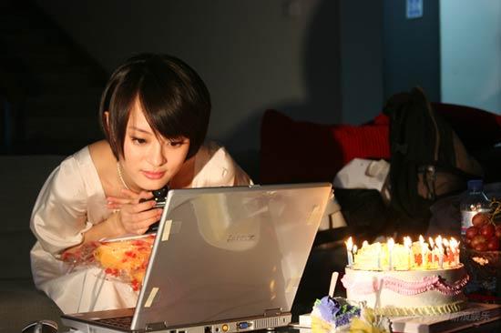 孙俪忙工作片场庆生 油画贺礼开心不已【图】