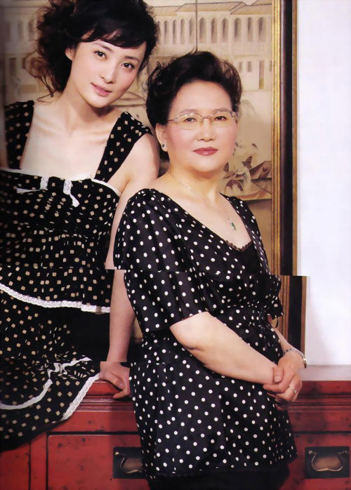 组图：蒋勤勤母女写真曝光娴静优雅自然大方