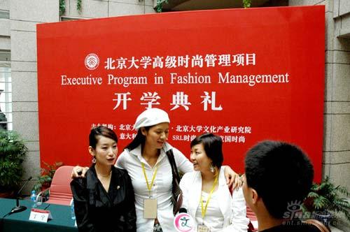组图：马艳丽回归大学校园变身学生为时尚充电