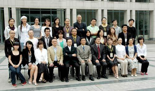 组图：马艳丽回归大学校园变身学生为时尚充电