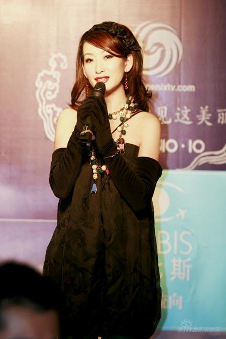 秦海璐客串拍卖师为眼疾患者大声叫卖(组图)