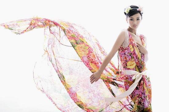 组图：罗海琼白色浪漫写真本色风格清新雅致