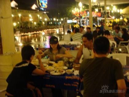 组图：胡静泰国约会神秘型男湖边浪漫共进晚宴