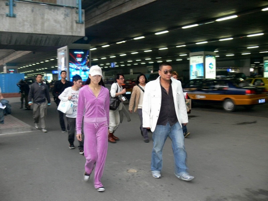 胡静获保独自返京担心专辑发布会受影响(组图)
