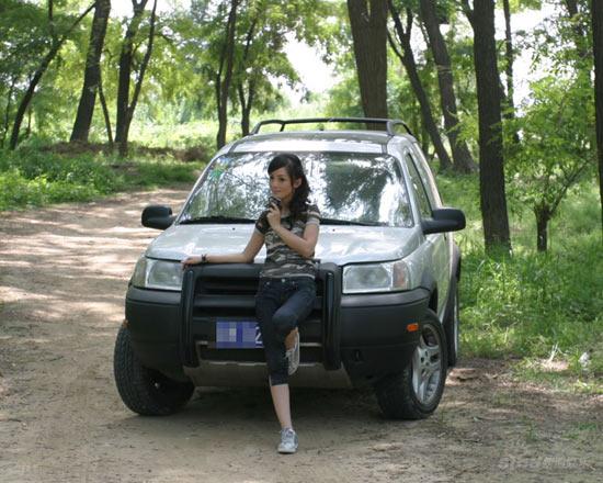 车永莉清爽打扮畅聊与越野车的美丽情缘(组图)