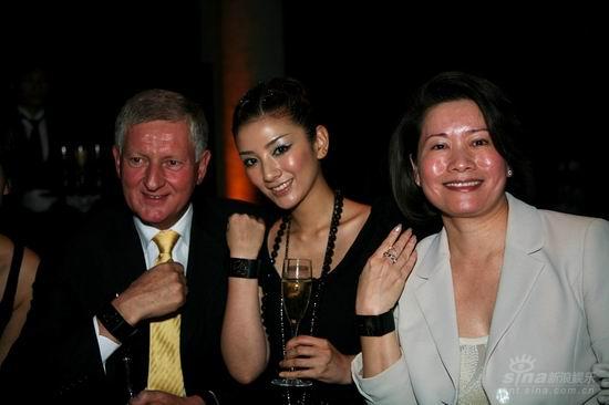 黄奕高科技妆容眉角上挑 面庞精致细腻【图】