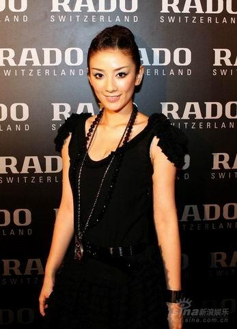 黄奕高科技妆容眉角上挑 面庞精致细腻【图】