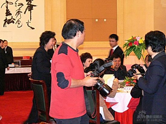 曲协换届牛群埋头拍照冷处理离婚传闻(组图)