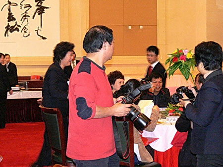 曲协换届牛群埋头拍照低调处理离婚传闻(组图)