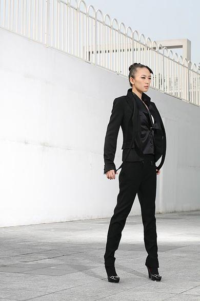 组图：童瑶中性装冷艳曝光个性十足帅气逼人
