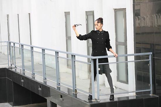 组图：童瑶中性装冷艳曝光个性十足帅气逼人