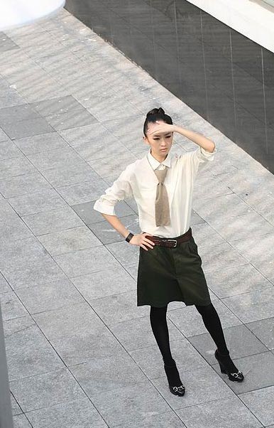 组图：童瑶中性装冷艳曝光个性十足帅气逼人