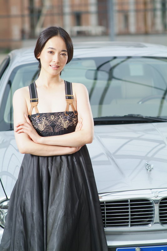 左小青香车美女照曝光尽展百般柔媚风情(组图)
