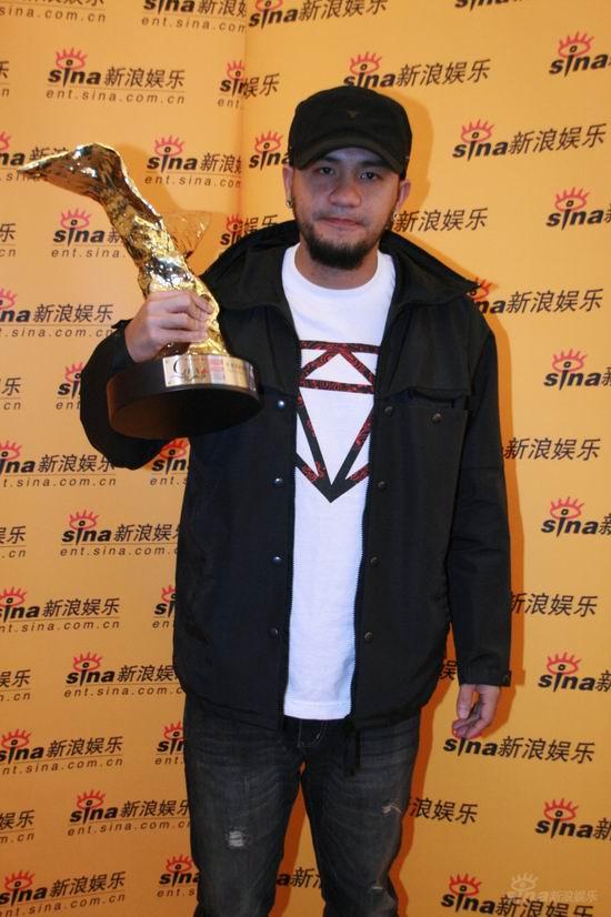 图文:新浪娱乐直击风尚 张震岳表情诚恳