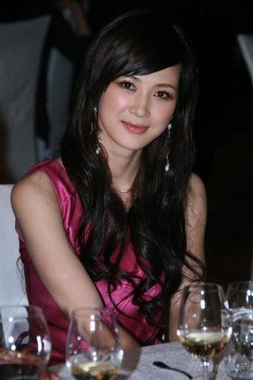 图文:福布斯慈善盛典 童蕾优雅微笑温婉动人