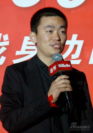王宝强出席商业活动诠释"平民英雄"(组图)