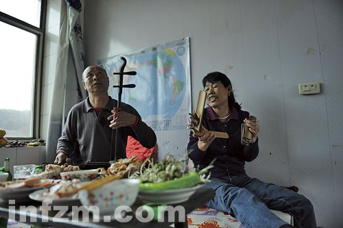 小沈阳的父母一个拉二胡,一个打板儿,给记者唱起了传统二人转。 图/罗曦