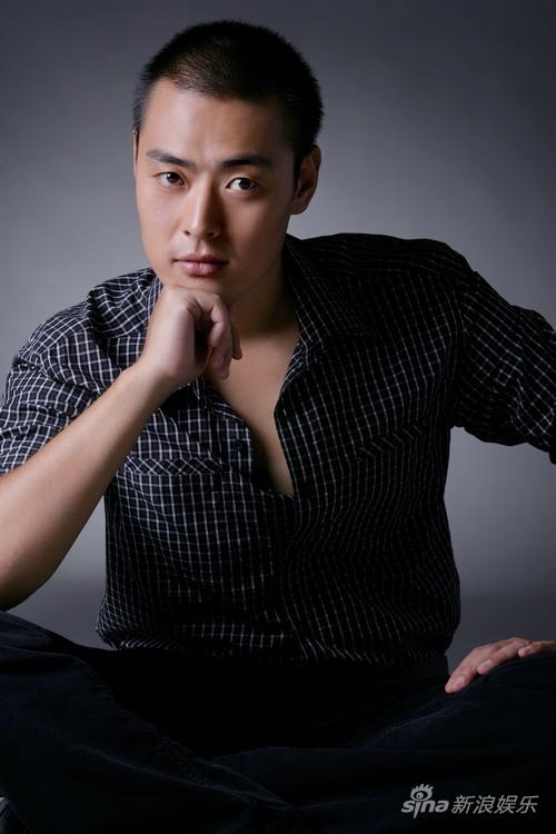 张桐最新秋日写真 尽显男人亲和魅力(组图)