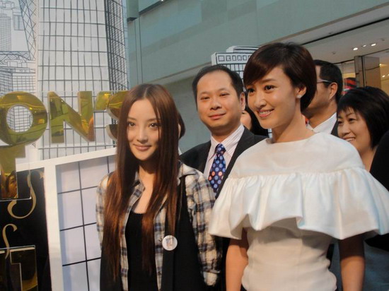 李小璐、赵子琪在摩登不夜城启动仪式上