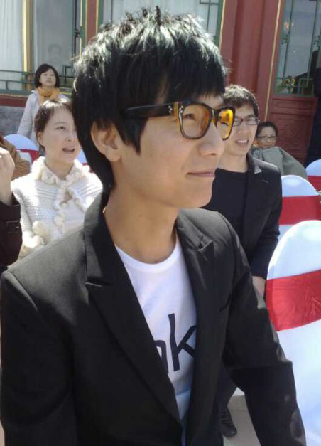 陈楚生在叶蓓婚礼现场 图片来源:http://t.sina.com.cn/szly
