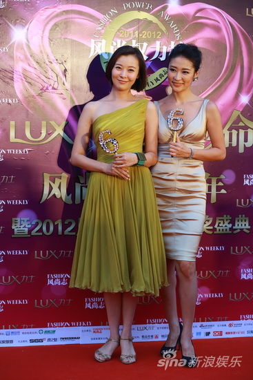 风尚志6周年盛典梁静柯蓝红毯熟女风(图)