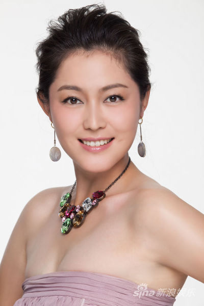汪裴白色礼服写真展典雅气质