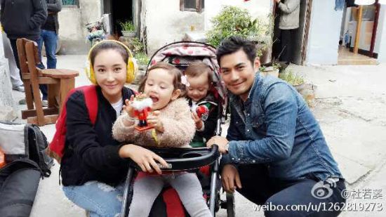 杜若溪严屹宽晒与Baby合照