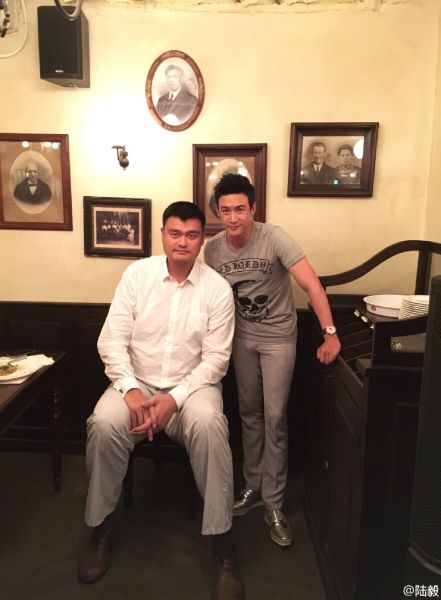 最萌身高差！一米八陆毅遇姚明变小矮人