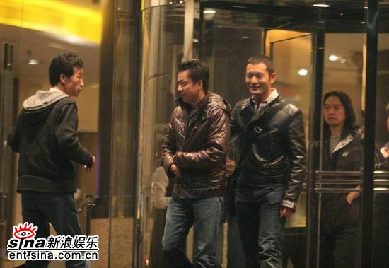 图文:黄晓明新女友-黄晓明王中磊在朝阳门外