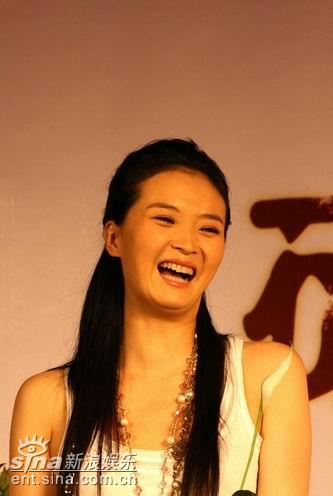 图文：王艳签约橙天--王艳笑容如花