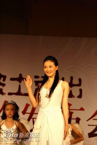 图文：王艳签约橙天--王艳挥手致意