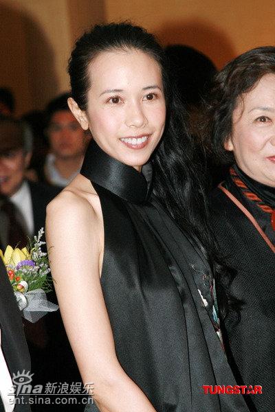 香港群星共庆回归 莫文蔚露背装性感抢镜【图】