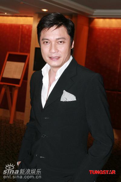 香港群星共庆回归 莫文蔚露背装性感抢镜【图】