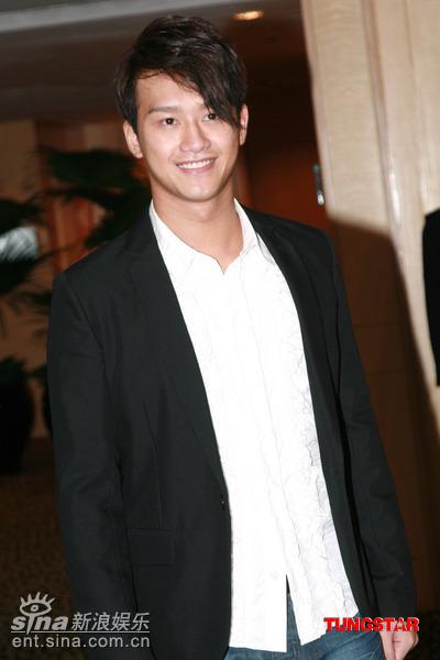 香港群星共庆回归 莫文蔚露背装性感抢镜【图】