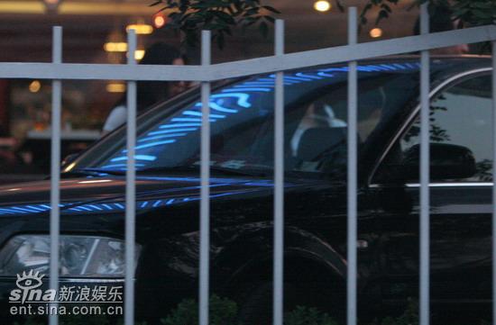 图文：解析陈好情感秘密--与神秘男士上车