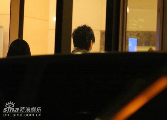 图文:张娜拉何润东同入酒店-何入住张娜拉酒店