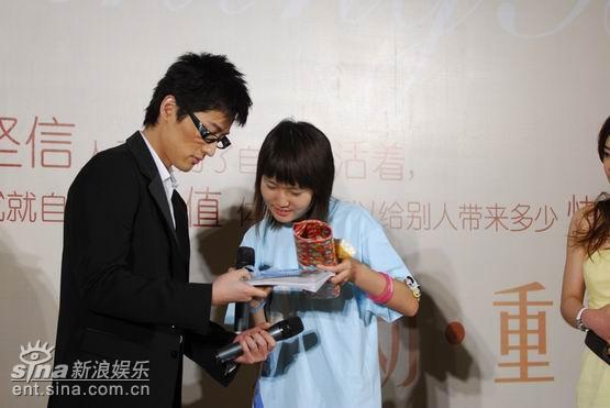图文：胡歌整容成功劫后复出-影迷赠送礼物