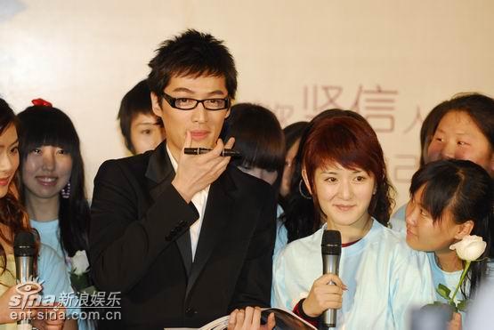 图文：胡歌整容成功劫后复出-胡歌摆pose