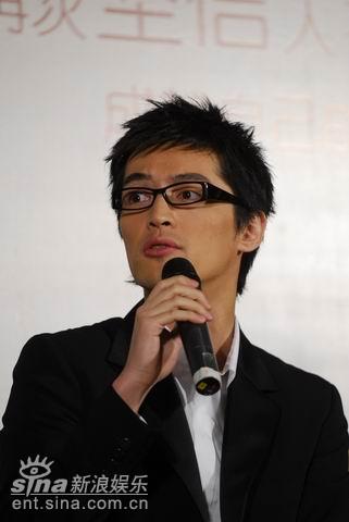 图文：胡歌整容成功劫后复出-胡歌仔细倾听