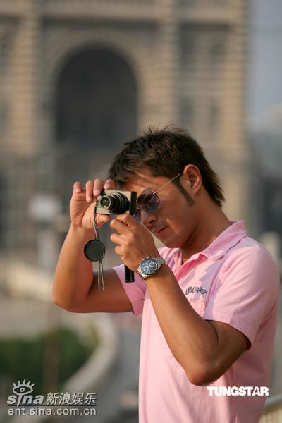 图文：古天乐写真--专心拍照