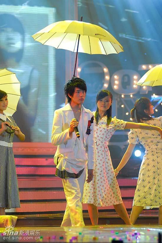一首罗大佑的《恋曲1990》很适合他,在表演《金粉世家》的那个造型