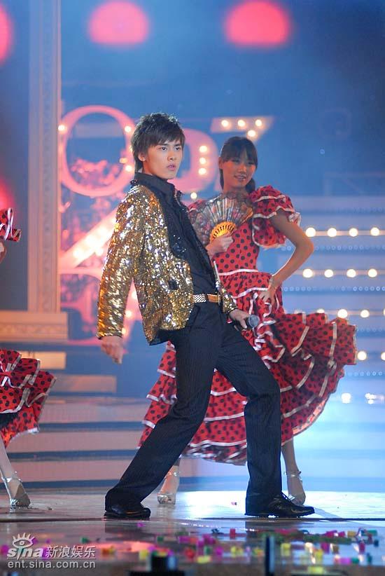 图文:好男儿8进6--选手李易峰舞蹈动作帅气