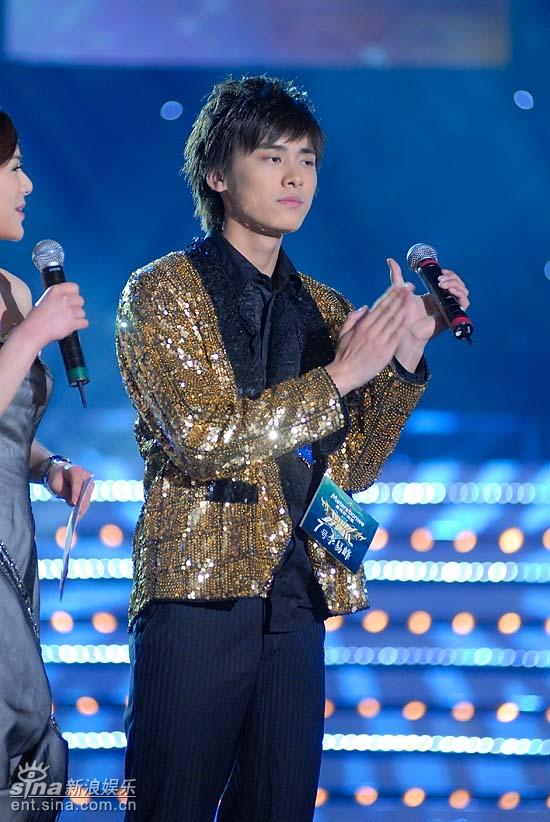 图文:好男儿8进6--选手李易峰感谢观众支持