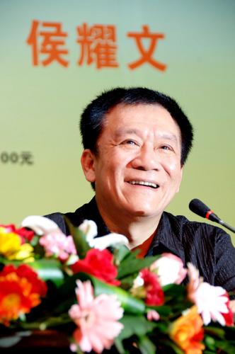 图文:侯耀文生前出席名家相声小品晚会发布会