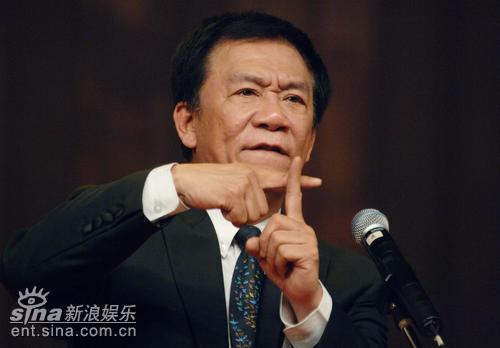 图文:侯耀文06年7月在西安笑星名家相声晚会上